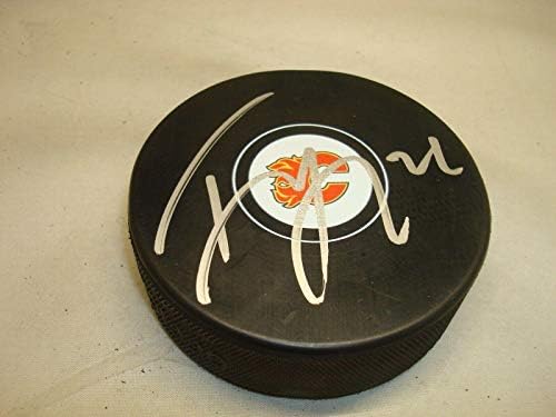 Travis Hamonic a semnat Calgary Flames Hockey Puck autografat 1B-autografat NHL Pucks